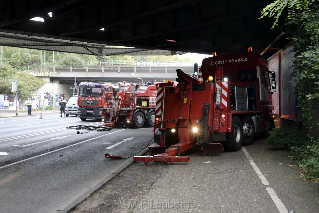 LKW blieb unter Bruecke haengen Koeln Ehrenfeld Innere Kanalstr Hornstr P379.JPG - Miklos Laubert